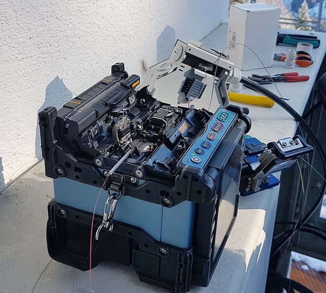Fusion splicer